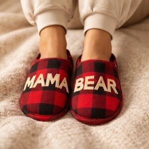 Dearfoams Red and Black Checkered Mama Beat Slippers Women’s Medium (7-8)